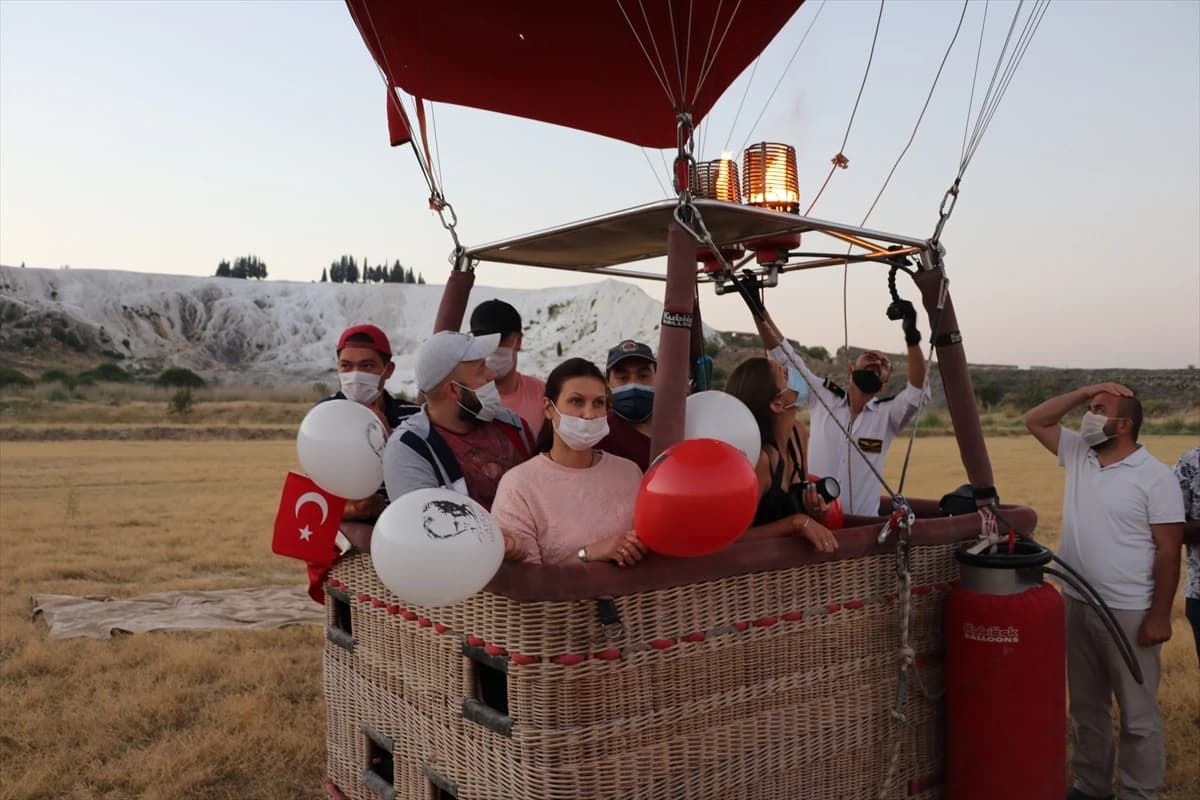 Denizli’de sıcak hava balonları 30 Ağustos Zafer Bayramı için havalandı