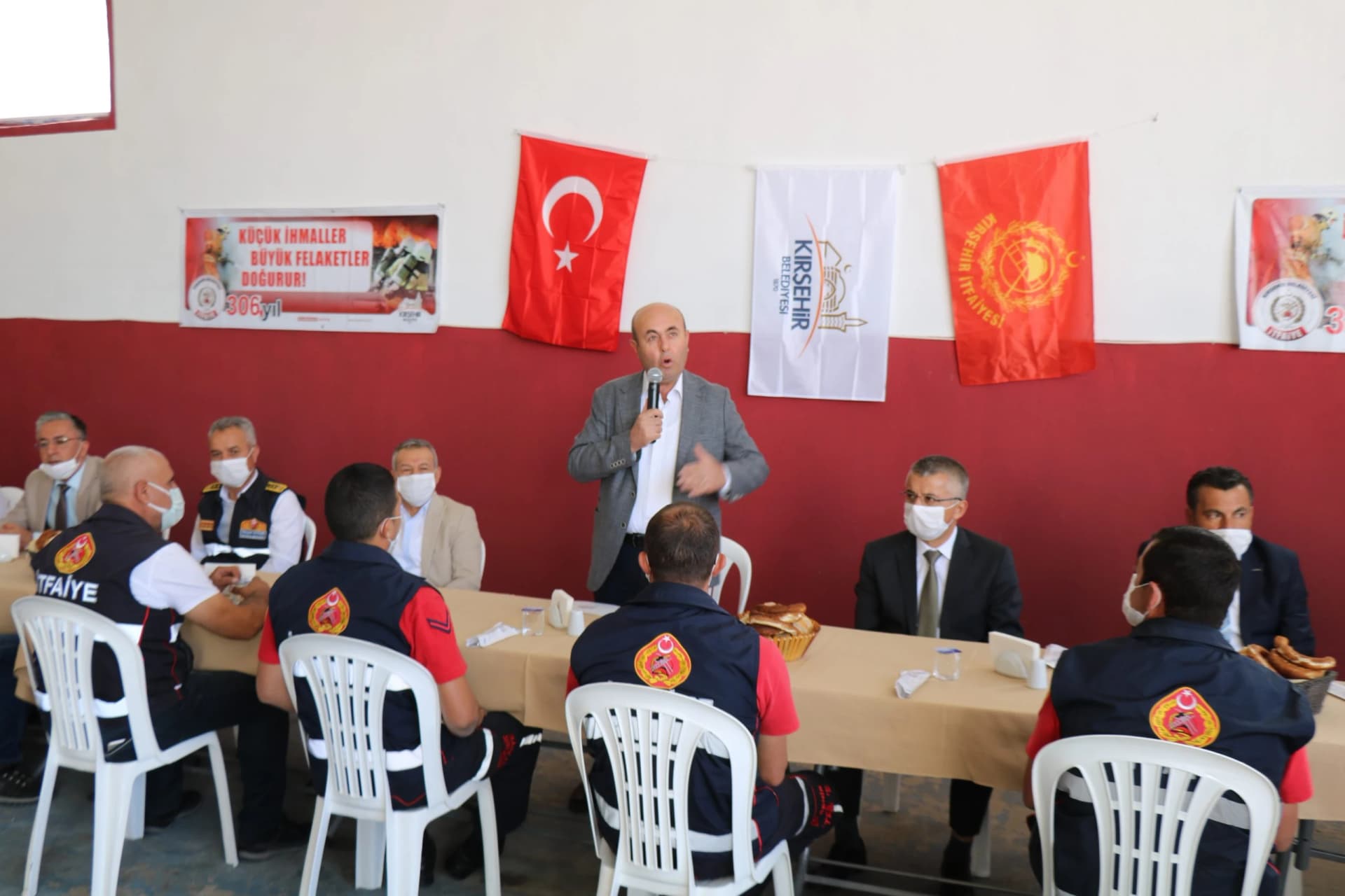 Yangında canını hiçe sayarak alevlerin ortasında yaralıları kurtaran itfaiye erine belediyeden ödül