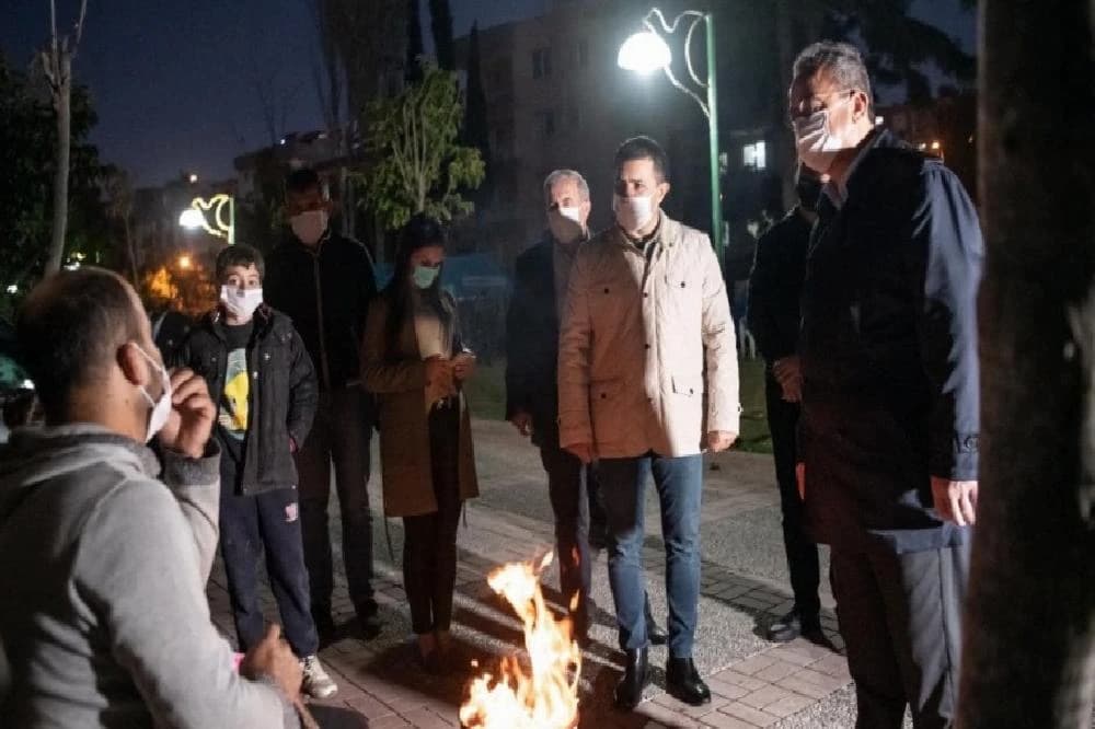 CHP heyeti Kuşadası’nda vatandaşları ziyaret etti