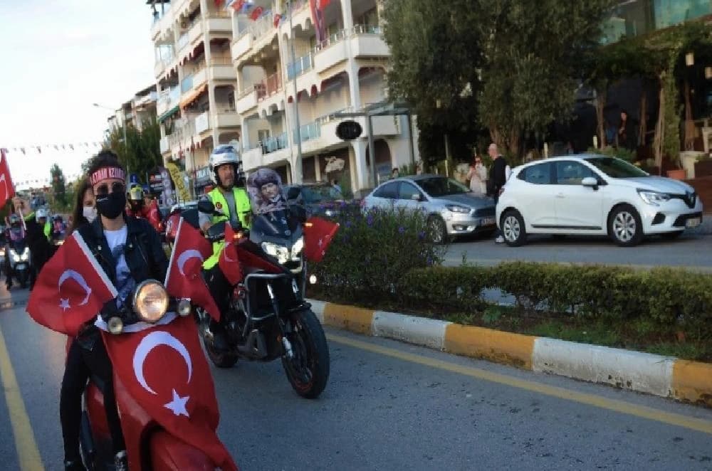 Kuşadası’nda konvoylu kutlama