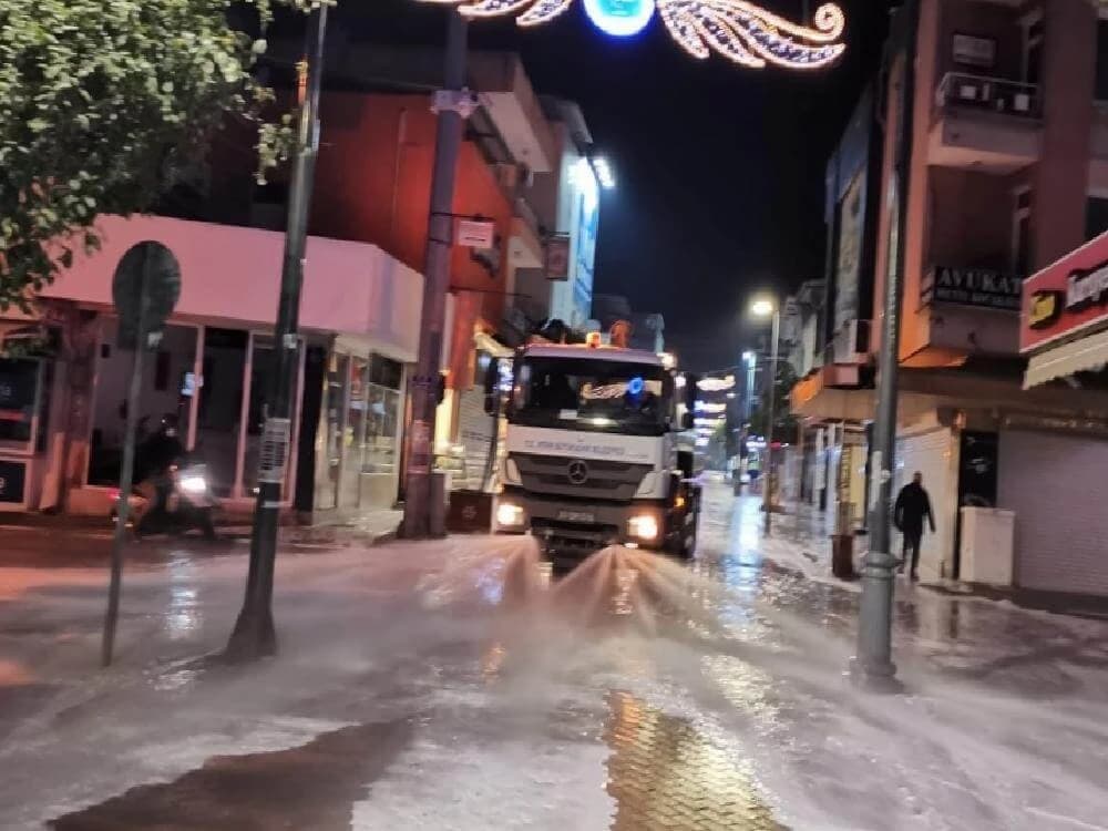 Büyükşehir Nazilli’yi köpüklü suyla yıkadı