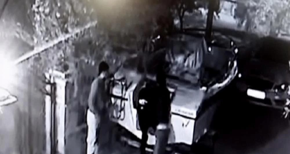Koskoca motoru böyle omuzlayıp götürdü
