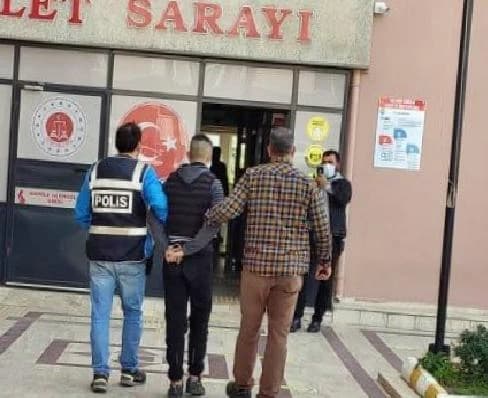 Perdenin içine saklanan uyuşturucu, polisin gözünden kaçmadı