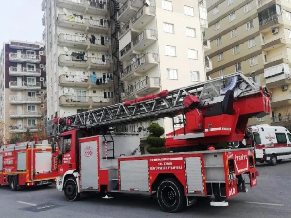 Balkondan atlamak isteyen genç kadın hastaneye kaldırıldı