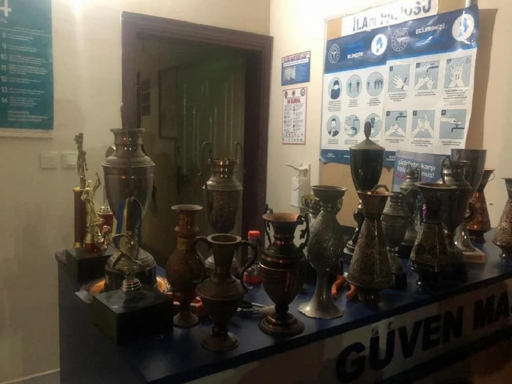 Tarihi okulun müzesindeki kupaları çaldılar