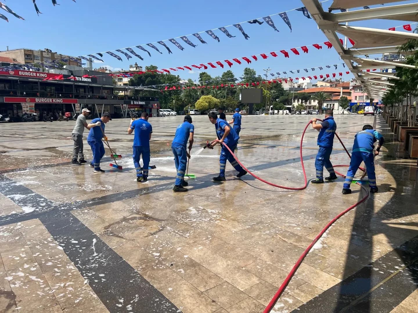 Aydın Büyükşehir’den Bayram Öncesi Meydan Temizliği