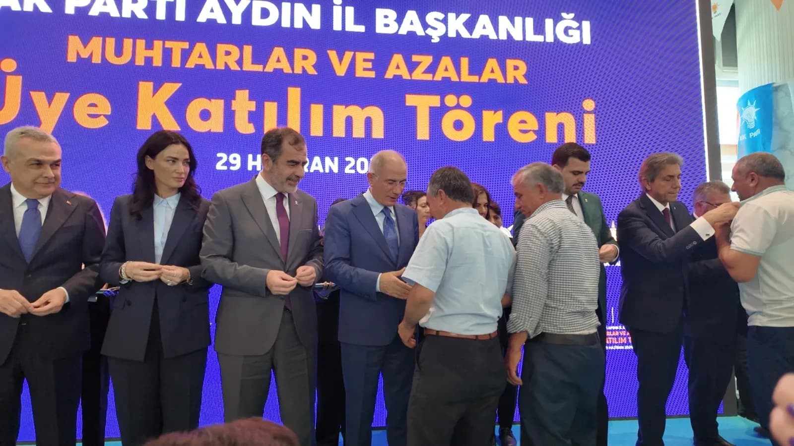 AK Parti Aydın’da Muhtar ve Azalar İçin Rozet Töreni Düzenlendi