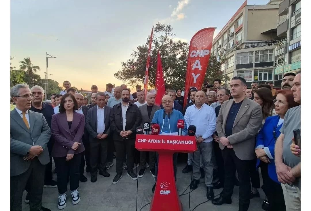 Aydın’da 10 ilçe belediye başkanı, partilerinden istifa ederek Özgür Özel’in kurduğu Yeni Parti saflarına katılacaklarını açıkladı.