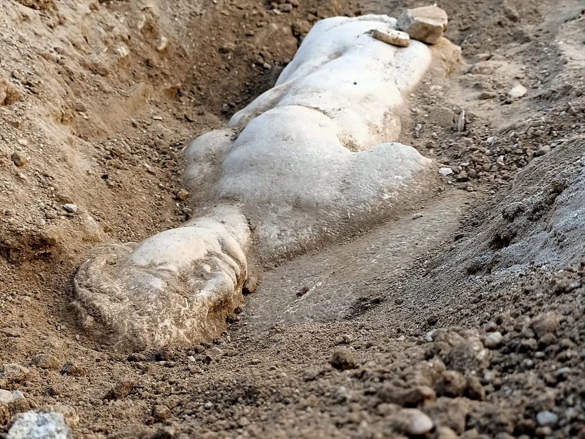 İzmir’de mitolojik varlık Satyros’un kabartması bulundu