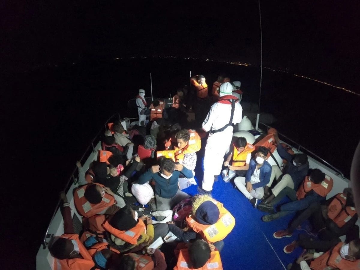 İzmir’de Türk kara sularına geri itilen 40 sığınmacı kurtarıldı
