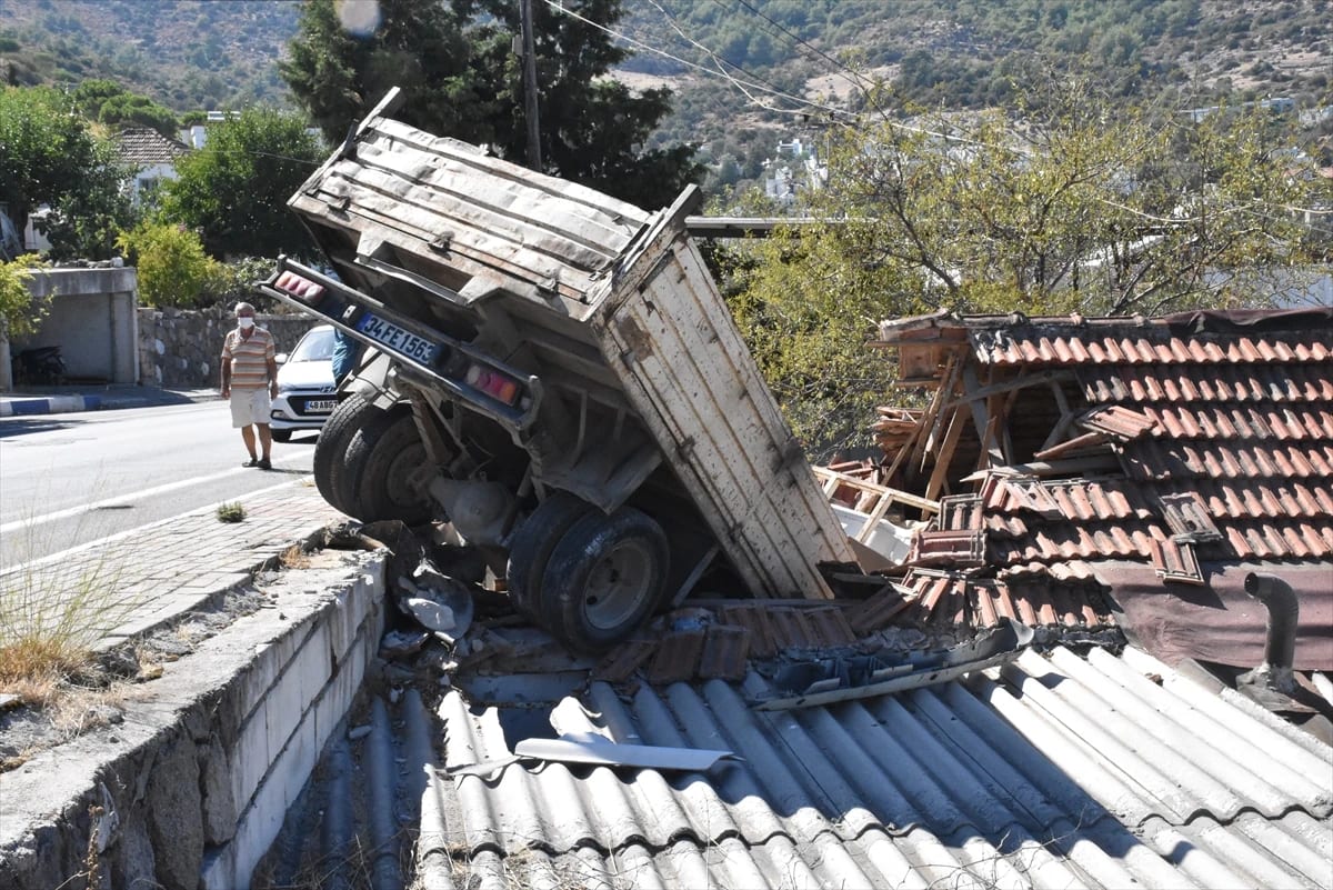 Bodrum’da kamyonet eve girdi: 2 yaralı