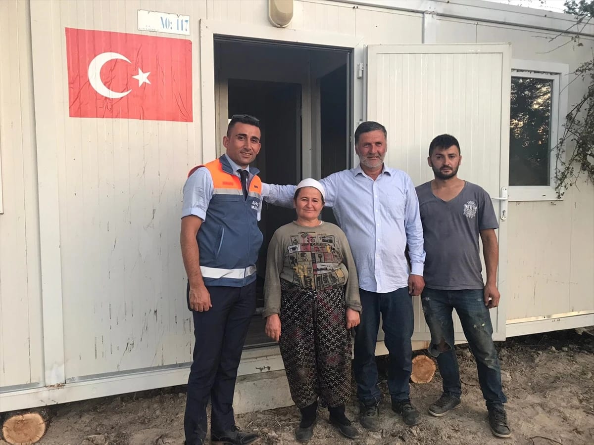Traktör römorkunda yaşayan aileye AFAD yardım etti