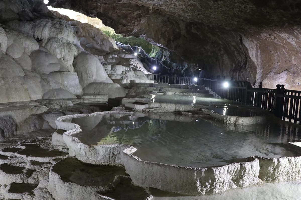 “Yer altındaki Pamukkale” de görenleri hayran bırakıyor