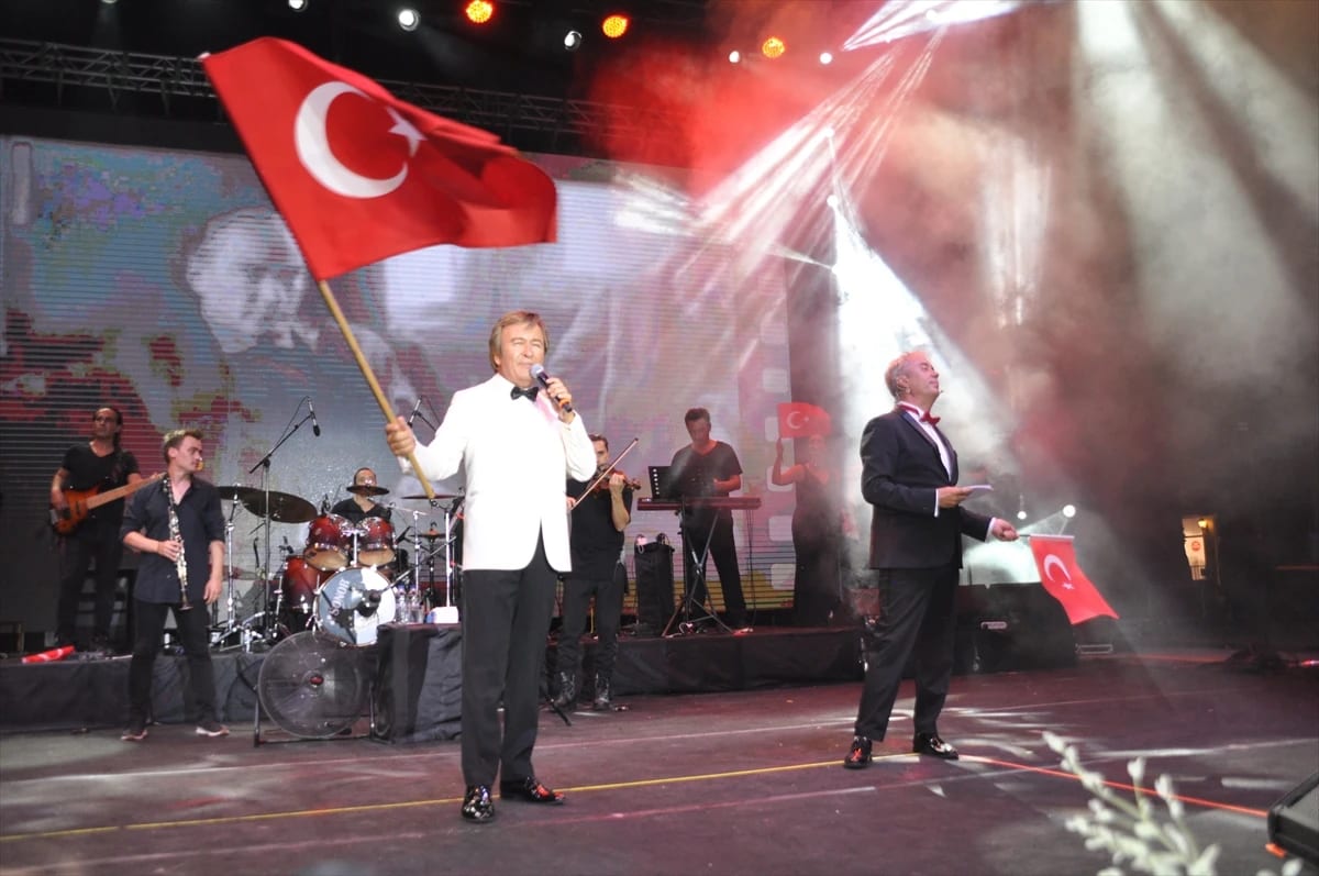 Kuşadası Festivali’nde “Altın Güvercin” Deniz Özçelik’in oldu