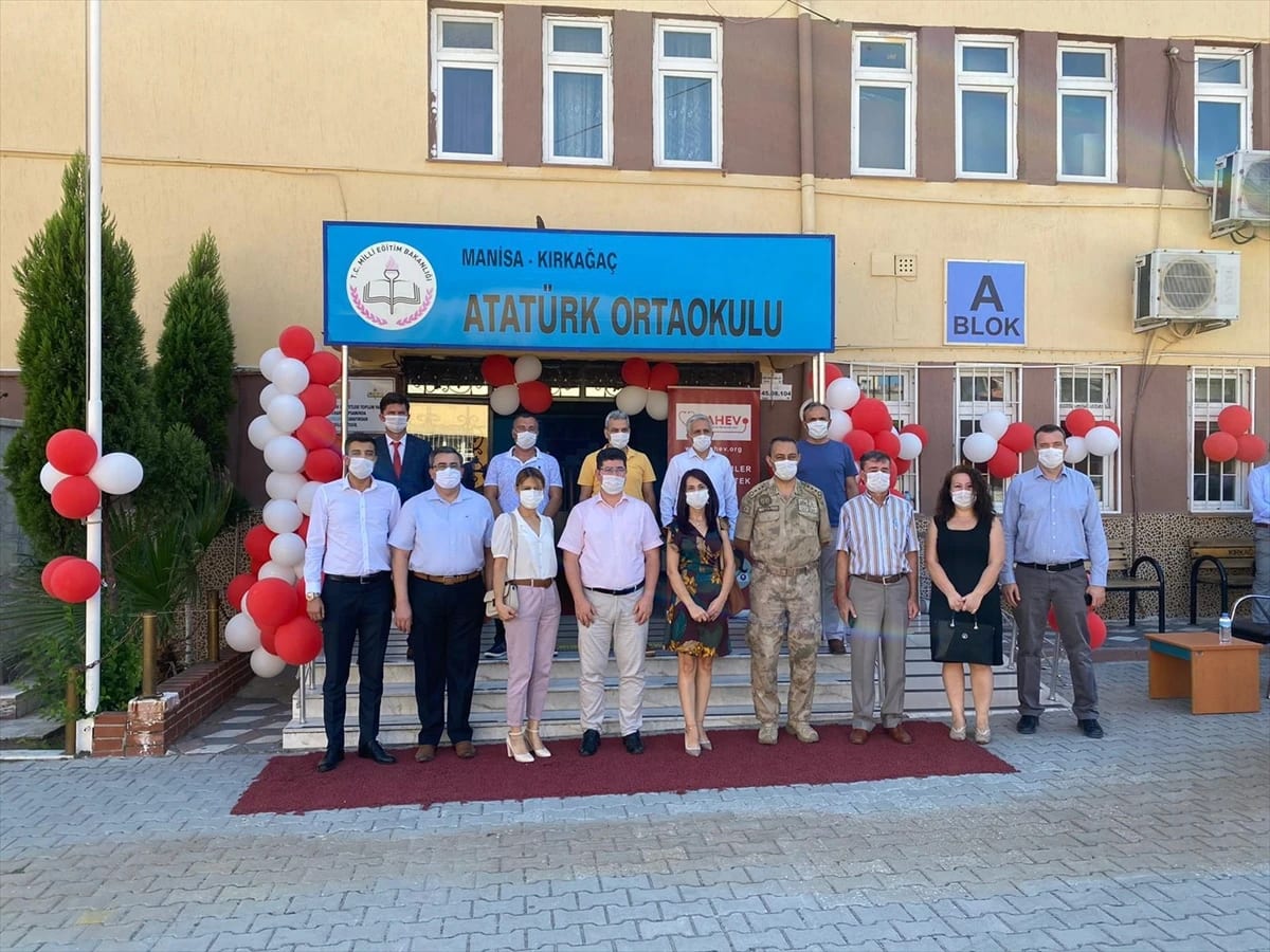 Kadın hekimlerden Manisa’da bir okula destek