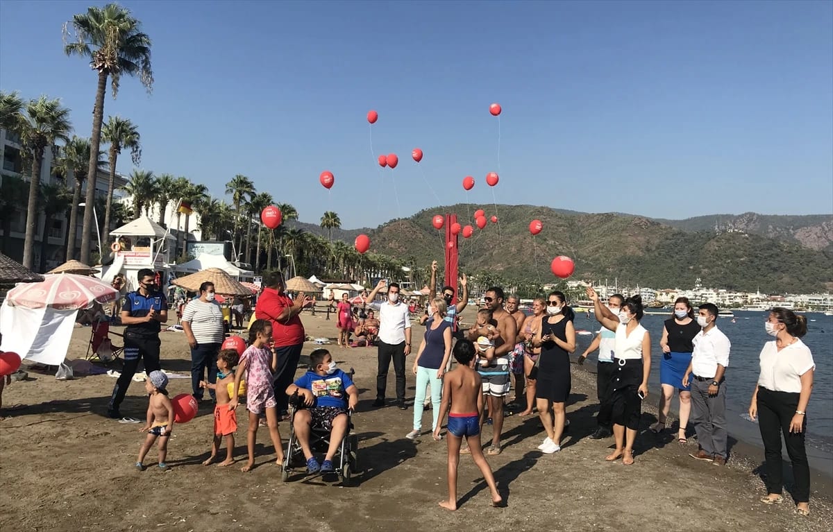 Muğla’da, DMD hastalığı farkındalığı için plajda balon uçuruldu