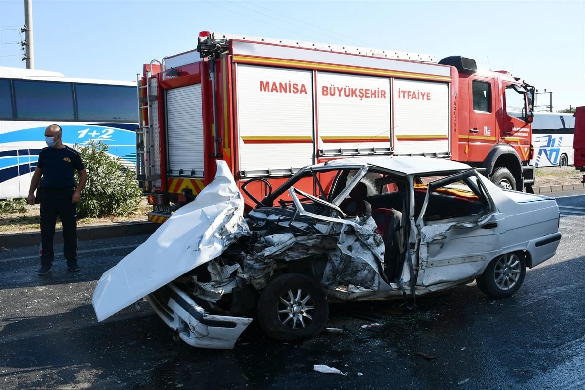 Manisa’da iki otomobil çarpıştı: 4 yaralı