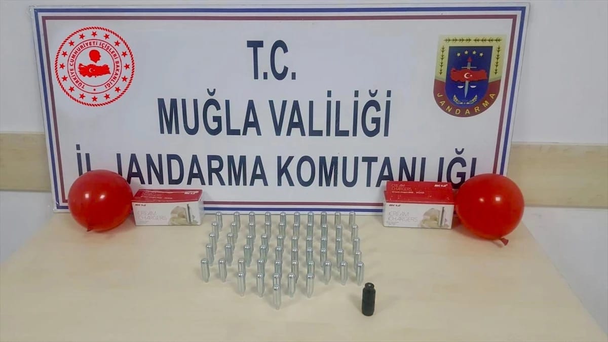Uyuşturucuyu gaz haline getirip balonlara doldurdukları iddia edilen 5 şüpheli yakalandı