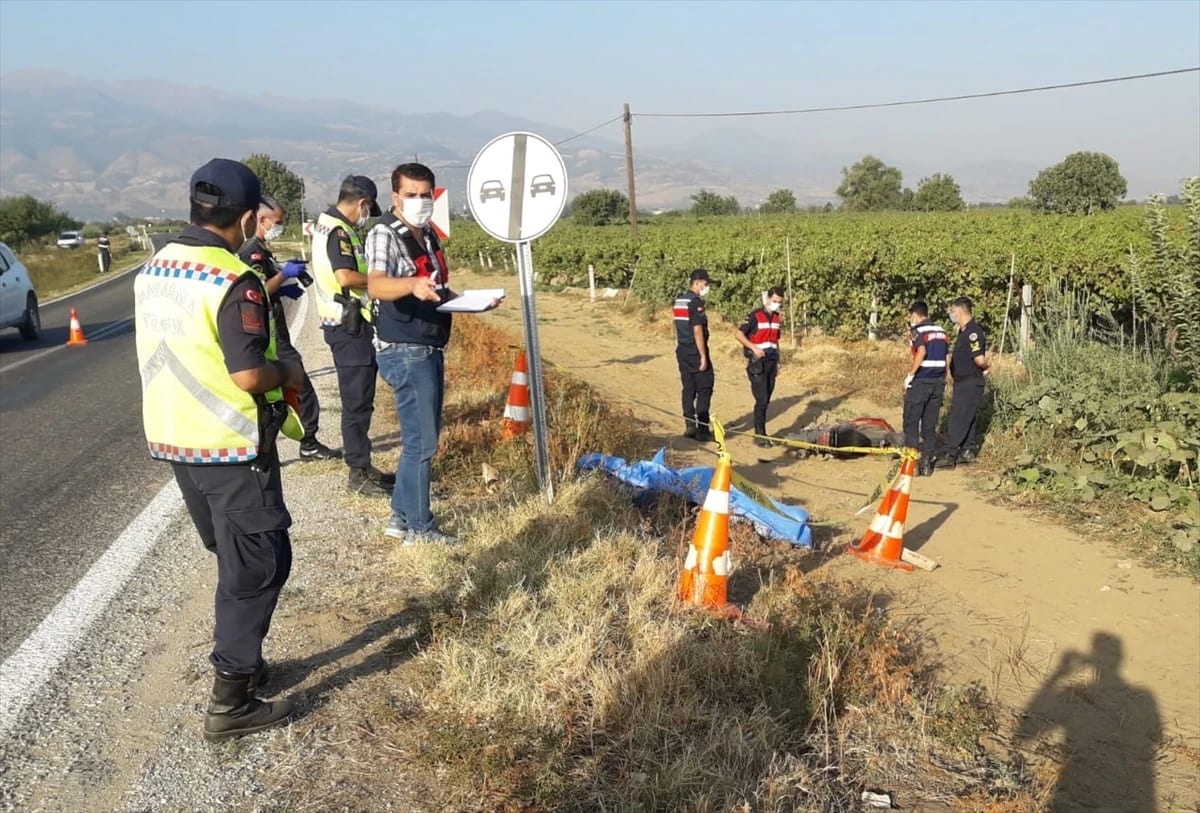 Manisa’da trafik levhasına çarpan motosikletin sürücüsü öldü
