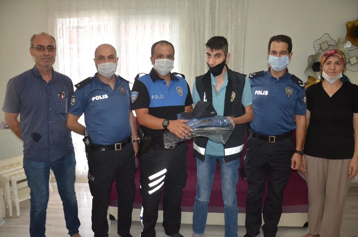 Zihinsel engelli “Polis Onur” en büyük hayali olan polis üniformasıyla bir gün geçirdi