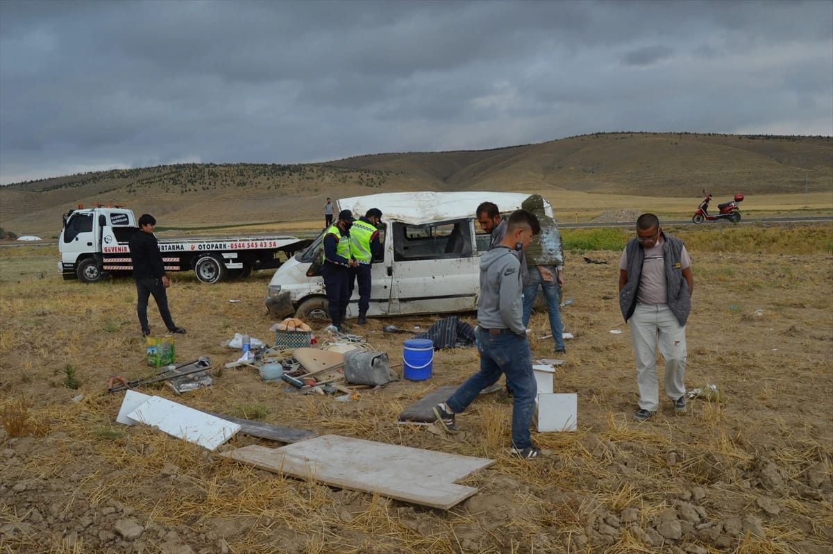 Afyonkarahisar’da inşaat işçilerini taşıyan minibüs devrildi: 7 yaralı
