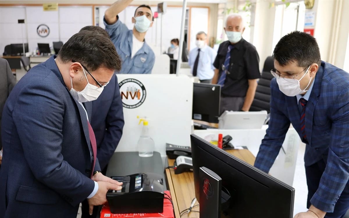 Vali Gökmen Çiçek, kimlik kartına ehliyet bilgilerini yükletti