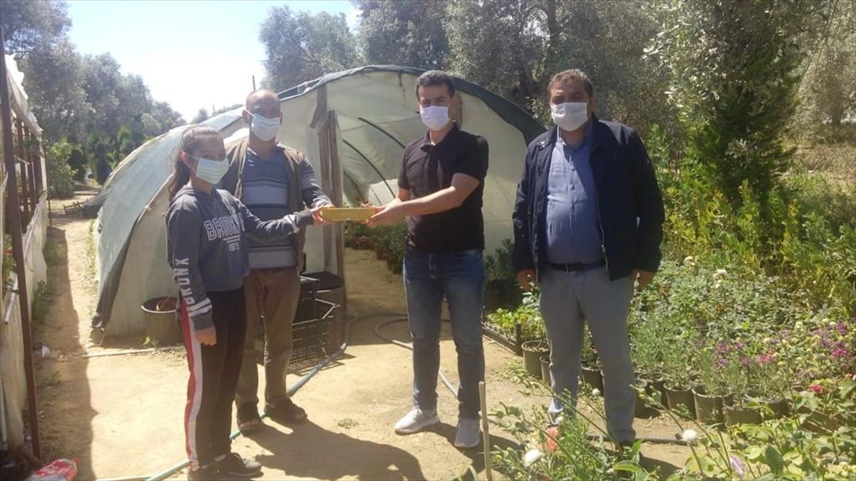 İzmir’de öğrenciler desteklerle tablete kavuşuyor