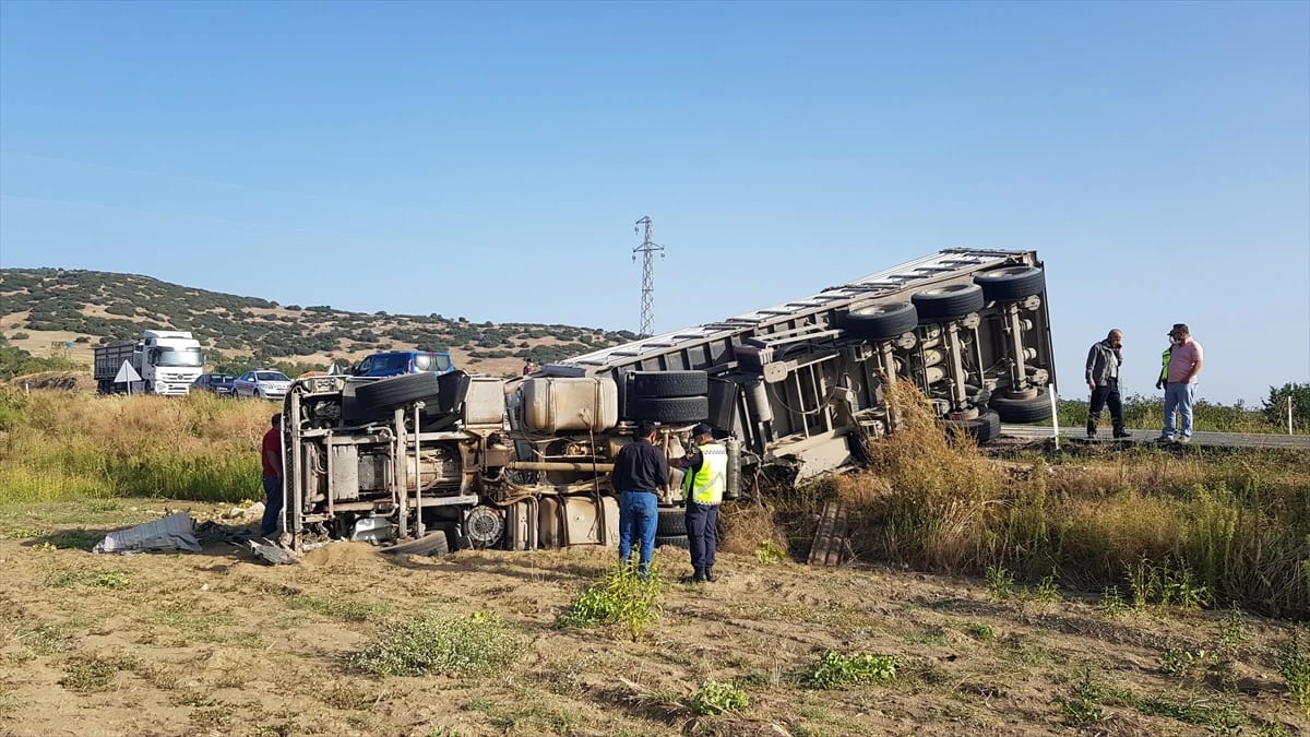 Manisa’da devrilen tırın sürücüsü yaralandı