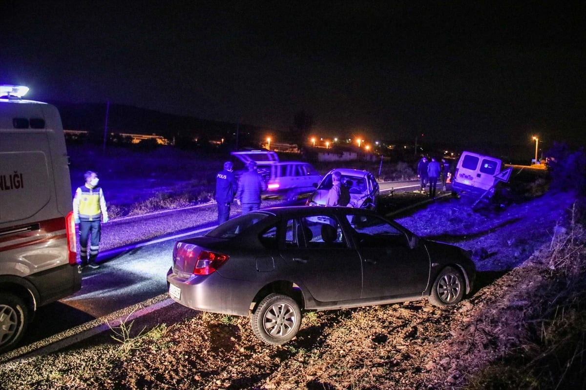 Domaniç’te zincirleme trafik kazası: 1 yaralı