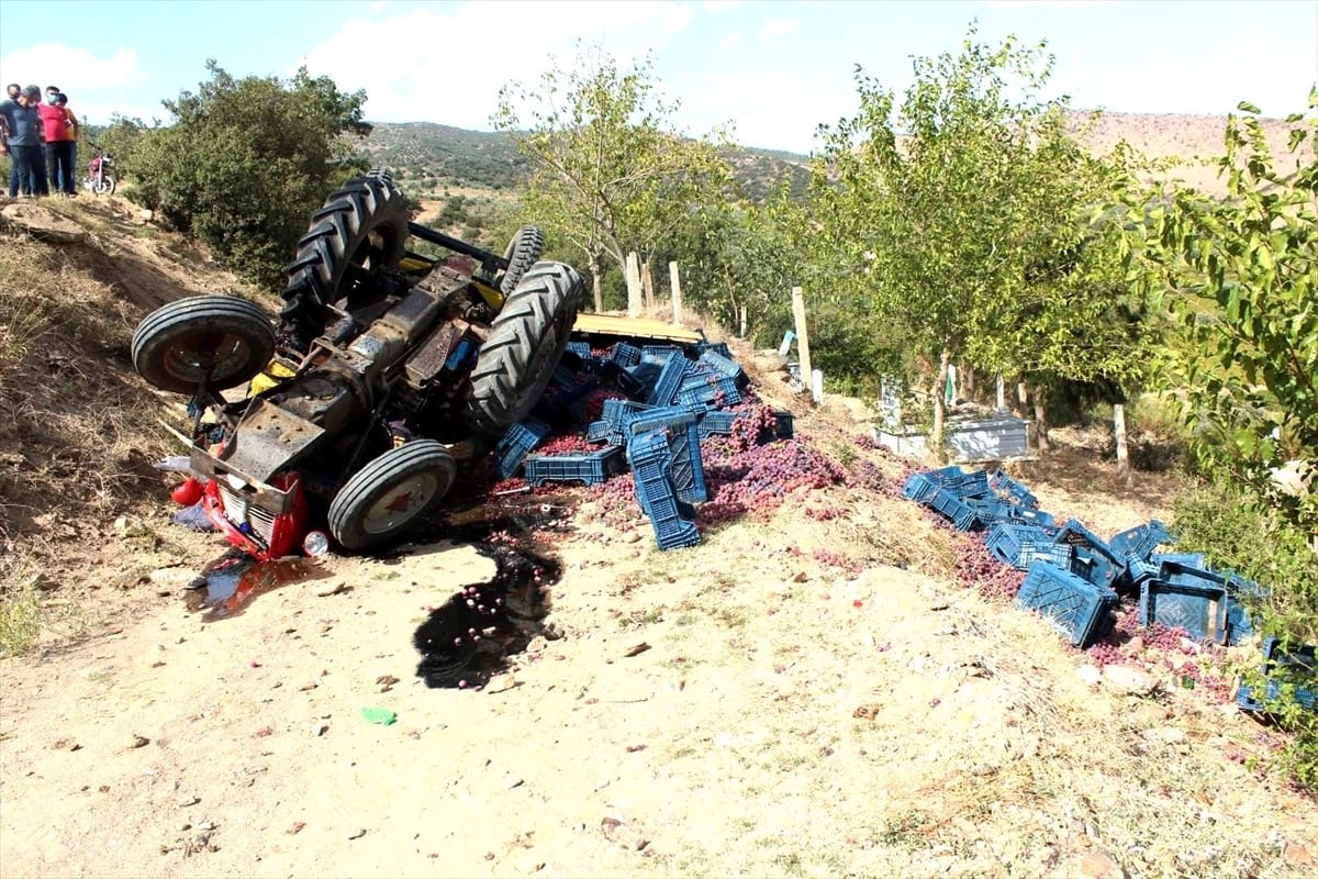 Manisa’daki traktör kazası baba ve oğlu yaralandı