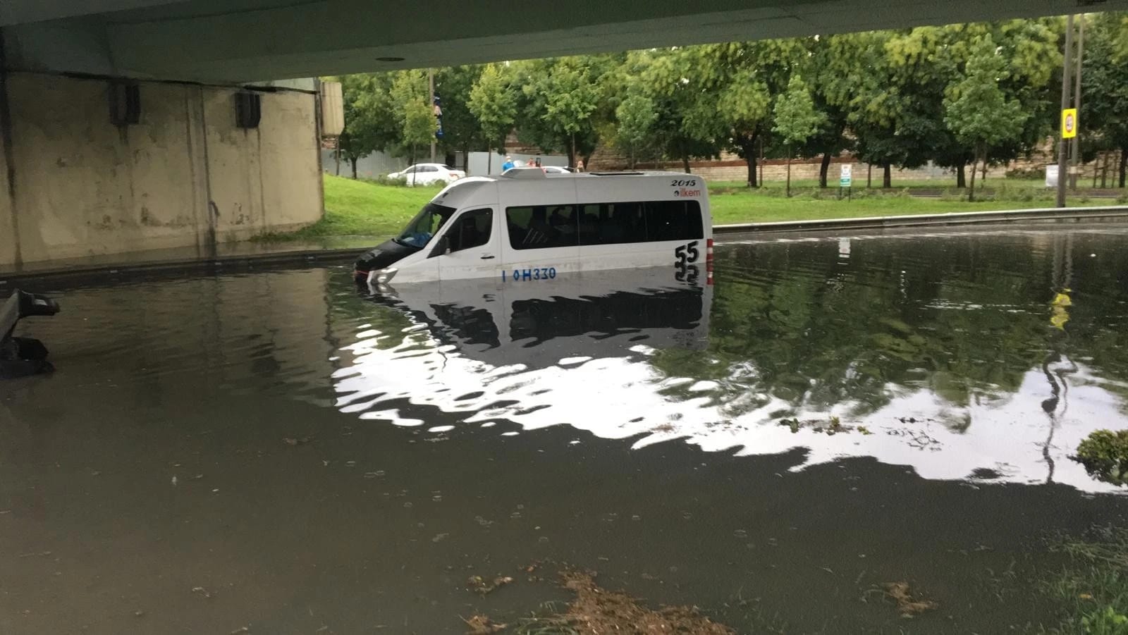 Alt geçidi su bastı, diyaliz hastalarını taşıyan minibüs mahsur kaldı