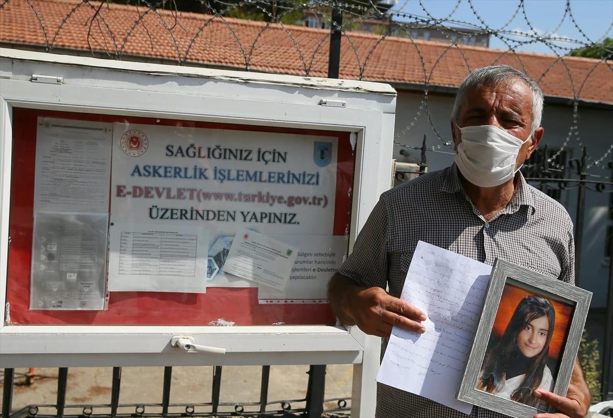 İzmir’de evlat nöbeti tutan baba, asker olmak için dilekçe verdi