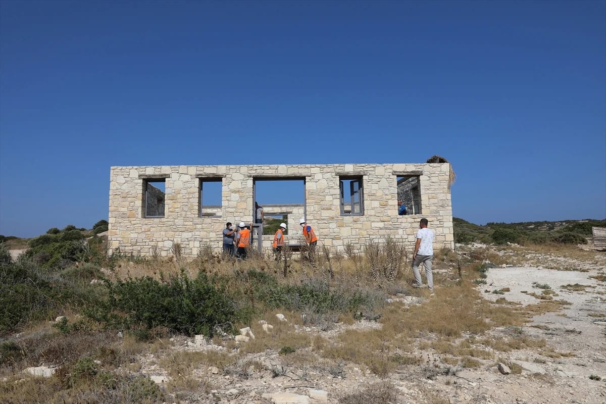 Çeşme’de sit alanına inşa edilen taş bina yıkıldı
