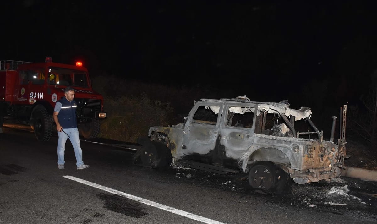 Muğla’da seyir halindeki otomobilde çıkan yangın ormana sıçradı