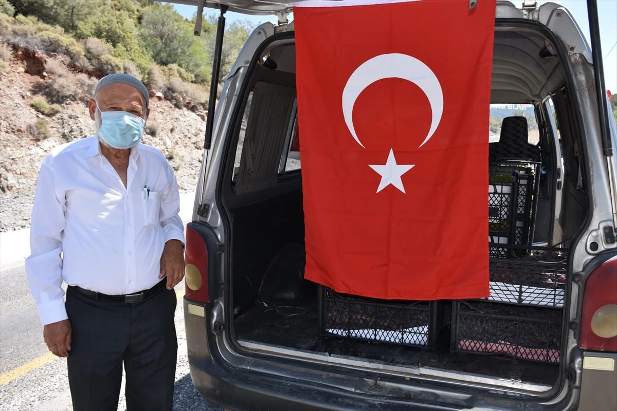 “Elmacı Dede”nin Mehmetçik sevgisi hem gururlandırıyor hem de duygulandırıyor