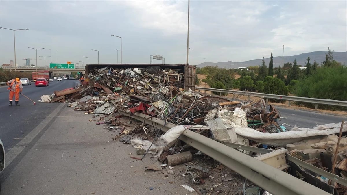 İzmir’de hurda yüklü tır devrildi : 1 yaralı