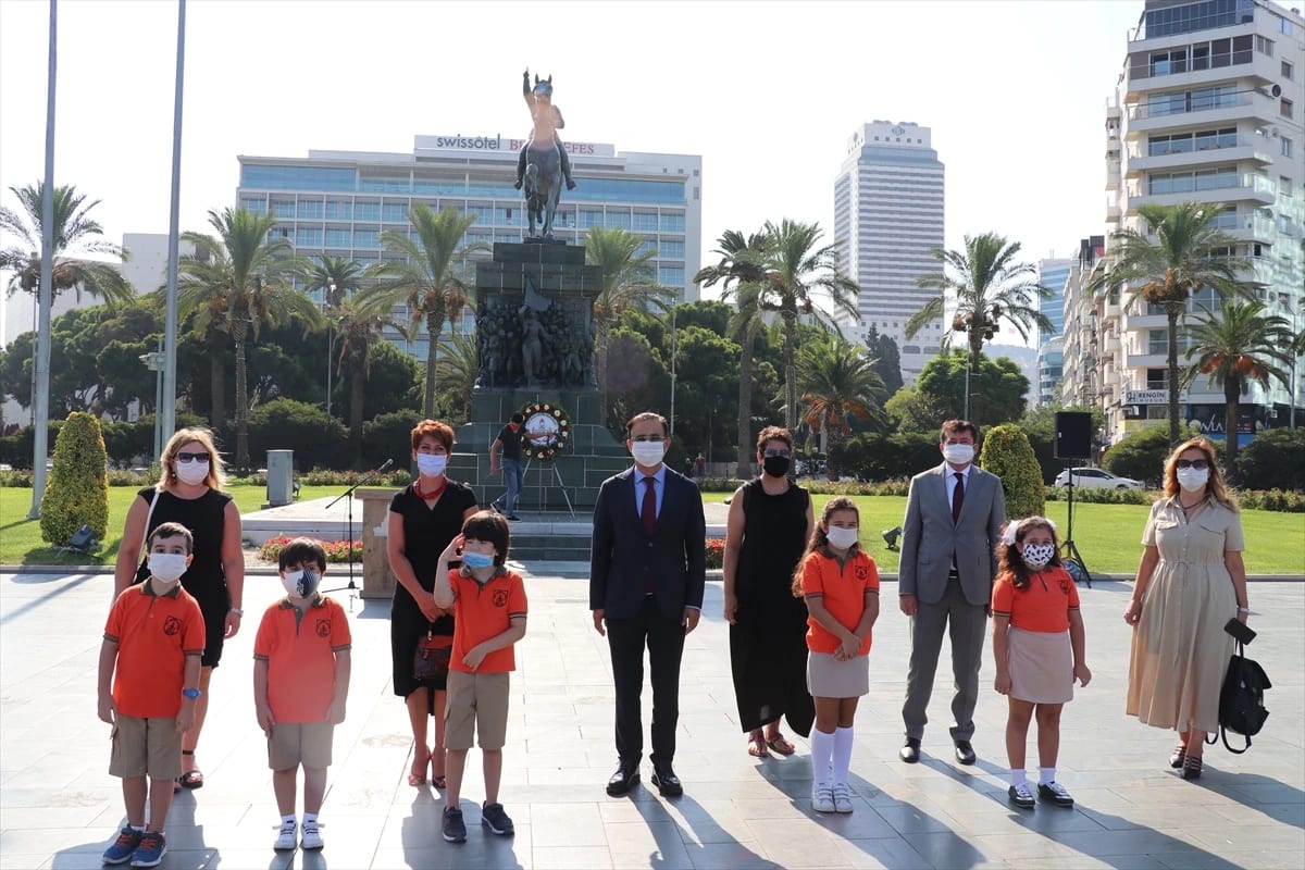 İzmir’de yeni eğitim öğretim yılının başlaması dolayısıyla tören düzenlendi