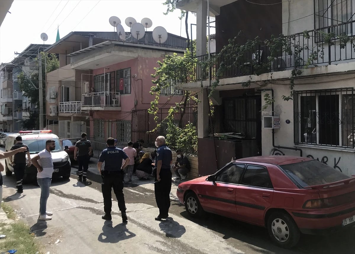 İzmir’de eşiyle tartışan kişi evinde yangın çıkardı