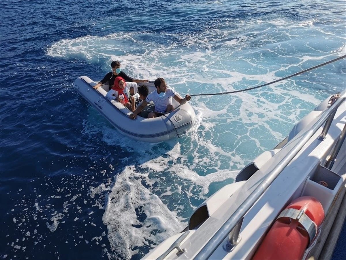 Kuşadası’nda Türk karasularına itilen 4 sığınmacı kurtarıldı