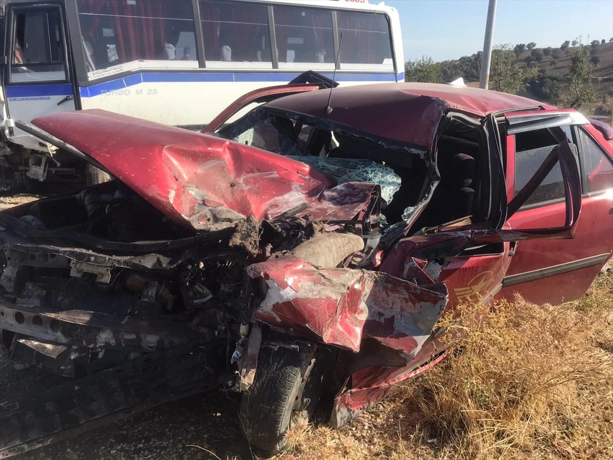 Manisa’da işçi servisi ile otomobil çarpıştı 1 kişi yaralandı
