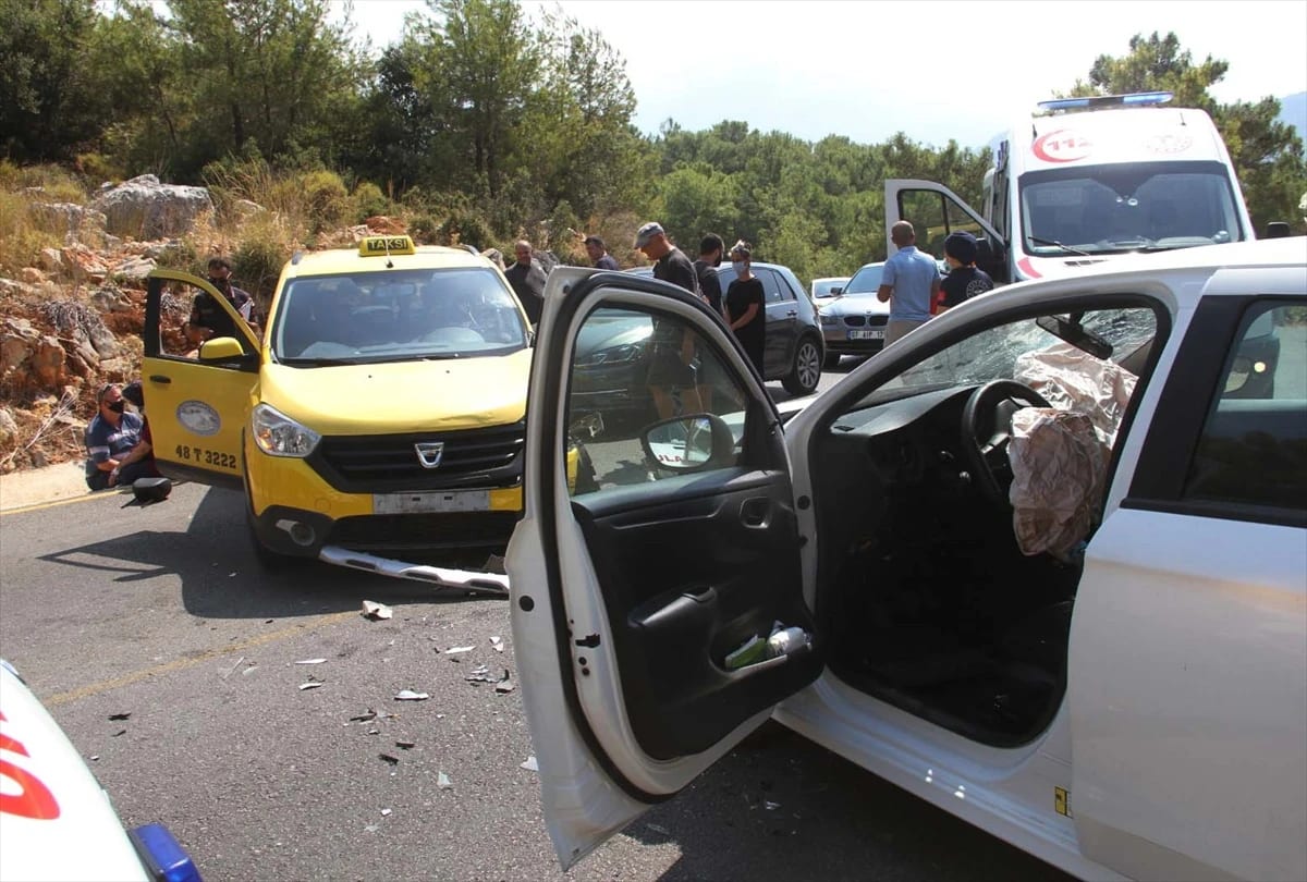 Muğla’da taksi ile otomobil çarpıştı: 6 yaralı