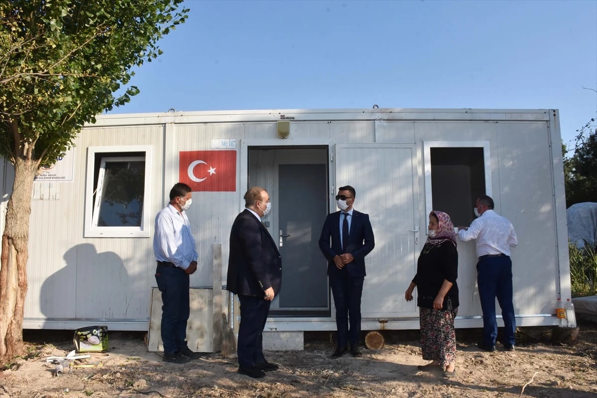 Muğla Valiliği evleri yandığı için traktör römorkunda yaşayan aileye sahip çıktı