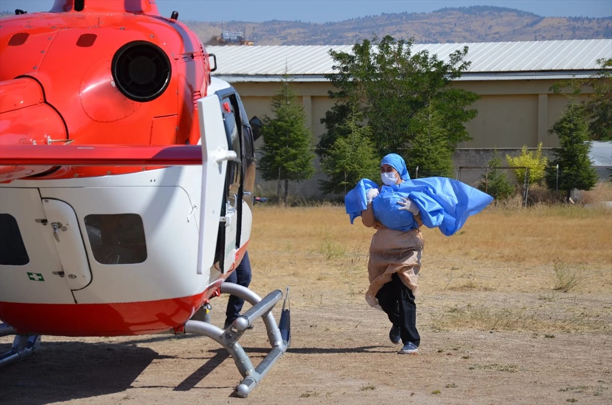 Manisa’da üzerine sıcak su dökülen bebek, ambulans helikopterle İzmir’e götürüldü