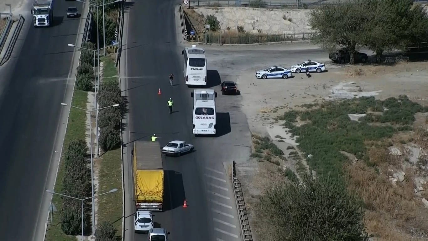 Kırmızı ışığı geçtiler drone’a yakalandılar