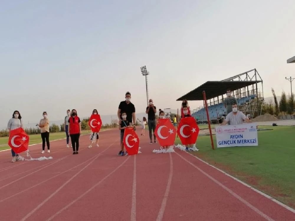 Ay Yıldızlı uçurtmalar gökyüzünde süzüldü