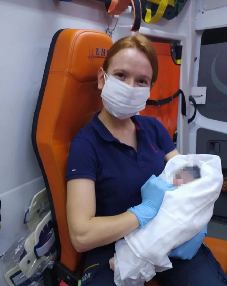 Dünyaya ambulansta ’merhaba’ dedi