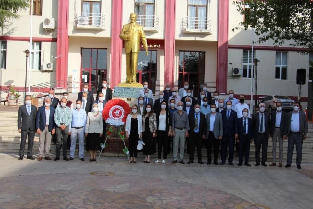 Efeler’de muhtarlar günü düzenlenen tören ile kutlandı