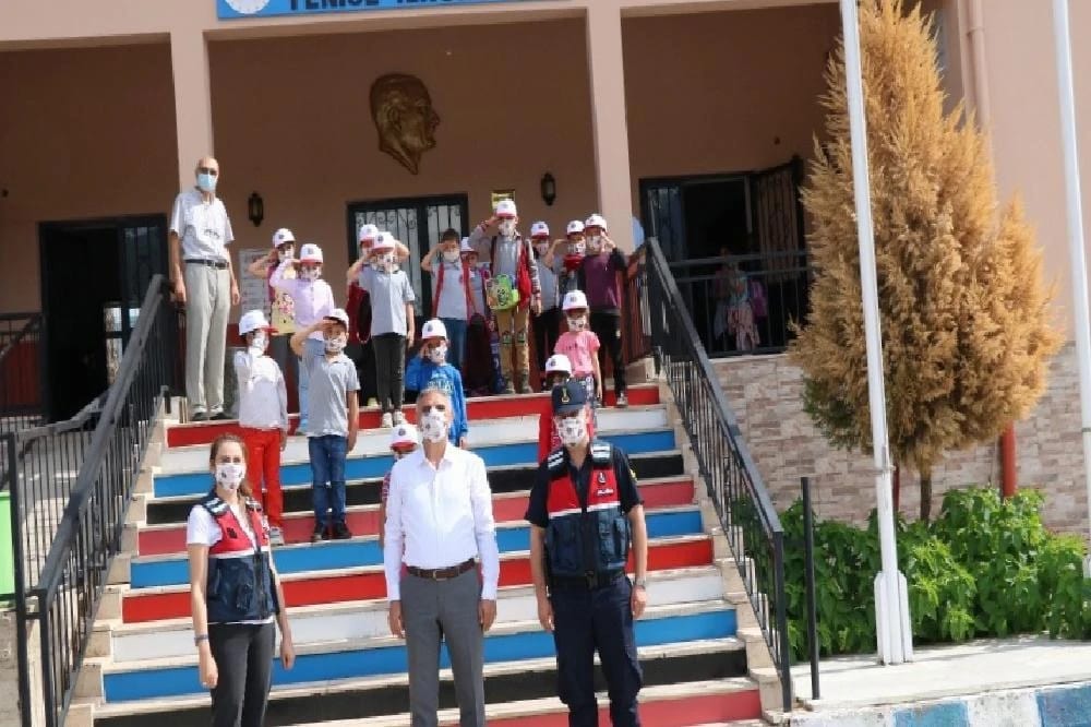 Jandarma, Karacasulu minik öğrencilerin heyecanına ortak oldu