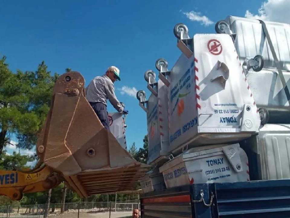 Karacasu’da eski çöp konteynerleri yenileniyor