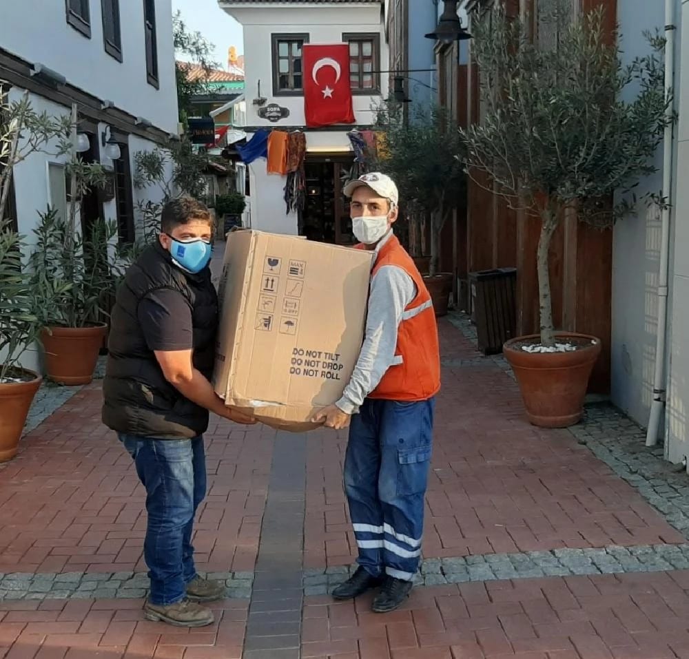 Kuşadası Belediyesi’nden İzmir’e gıda yardımı
